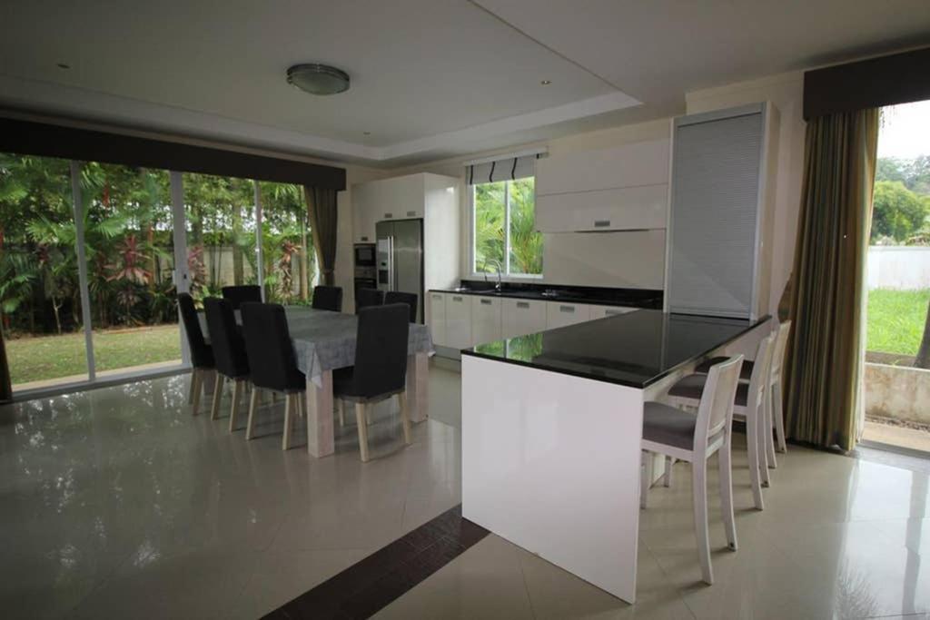 4 Bedroom Villa Kamala Beach Phuket Praia de Kamala Exterior foto